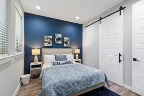 2 Schlafzimmer, Schreibtisch, Bügeleisen/Bügelbrett, Reisekinderbett