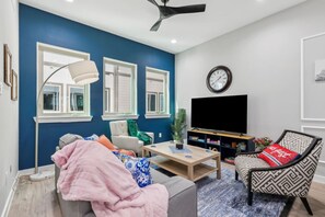 Een smart-tv, tafelvoetbal en boeken