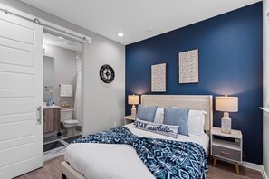 2 chambres, bureau, fer et planche à repasser, lit parapluie