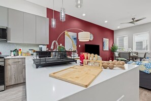 Fridge, microwave, oven, stovetop - The Jasper 2BD TH: 7ST Walkable, Stylish & Homey! (Fort Worth)