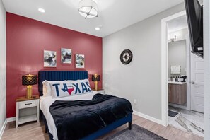 2 bedrooms, desk, iron/ironing board, travel cot - The Jasper 2BD TH: 7ST Walkable, Stylish & Homey! (Fort Worth)