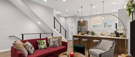 TV connectée, baby-foot, livres