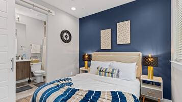 2 habitaciones, escritorio y tabla de planchar con plancha