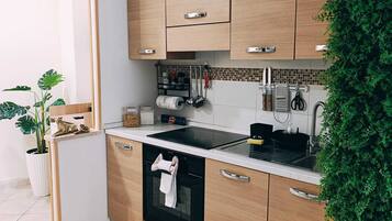 Frigorifero, microonde, forno, piano cottura