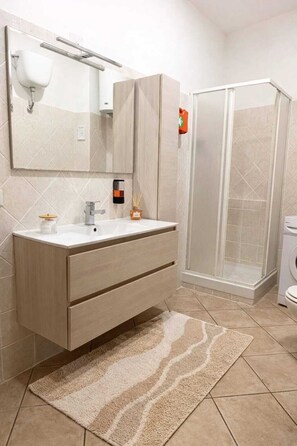 Douche, séchoir à cheveux, bidet, serviettes fournies