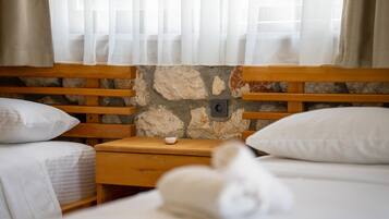 Villa Deluxe, alberca privada | Escritorio, espacio para trabajar con laptop y cortinas blackout