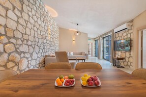 Deluxe villa, privézwembad | Woonruimte | Een 51-inch lcd-televisie met kabelzenders
