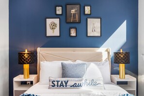 2 habitaciones, escritorio y tabla de planchar con plancha 
