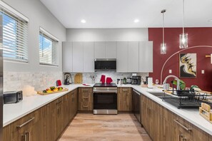 雪櫃、微波爐、焗爐、爐具