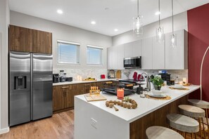 Réfrigérateur, micro-ondes, four, plaque de cuisson