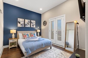 2 chambres, bureau, fer et planche à repasser, lit de bébé portatif