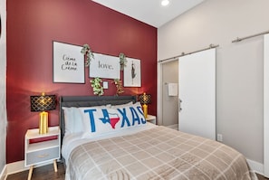 2 habitaciones, escritorio y tabla de planchar con plancha