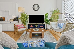 Smart TV, table football, books - The Folium: 3BD In the Heart of Magnolia & Homey! (Fort Worth)