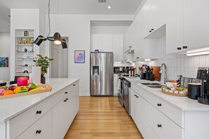 Refrigerador, microondas, horno y parrilla de estufa