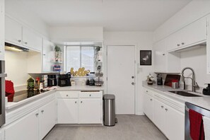 Een koelkast, een magnetron, een oven, een kookplaat