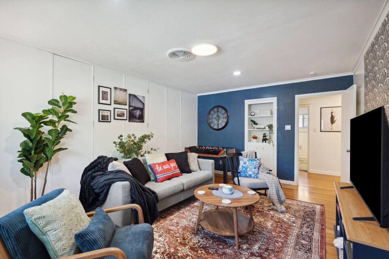 TV connectée, baby-foot, livres