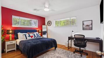 2 soveværelser, skrivebord, strygejern/strygebræt, weekendseng