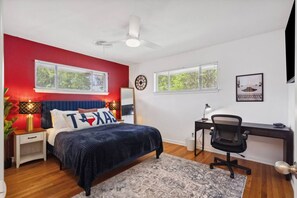 2 Schlafzimmer, Schreibtisch, Bügeleisen/Bügelbrett, Reisekinderbett