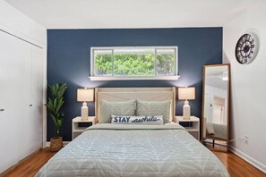 2 Schlafzimmer, Schreibtisch, Bügeleisen/Bügelbrett, Reisekinderbett