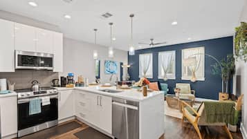 Réfrigérateur, micro-ondes, four, plaque de cuisson