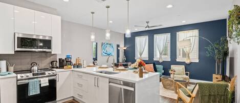 Réfrigérateur, four à micro-ondes, un four, surface de cuisson