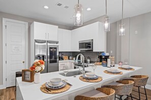 Réfrigérateur, four à micro-ondes, un four, surface de cuisson