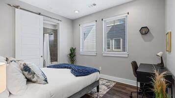 2 chambres, bureau, fer et planche Ă repasser, lit parapluie