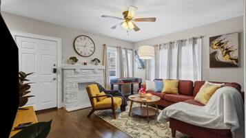 Smart TV, tavolo da calcetto, libri