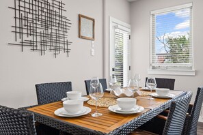 Dining - The Ruby: 2BD In the Heart of FW, Cool & Spacious! (Fort Worth)
