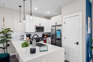 Fridge, microwave, oven, stovetop - The Ruby: 2BD In the Heart of FW, Cool & Spacious! (Fort Worth)