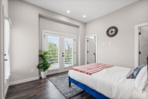 2 bedrooms, desk, iron/ironing board, travel cot - The Ruby: 2BD In the Heart of FW, Cool & Spacious! (Fort Worth)