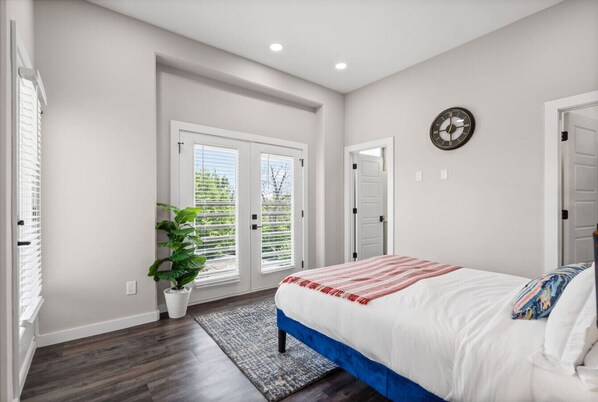 2 habitaciones, escritorio y tabla de planchar con plancha 