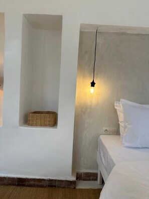 Minibar, meja kerja, ruang kerja ramah laptop, dan Wi-Fi gratis