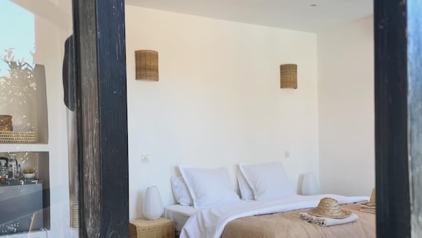 Rom – design, 1 dobbeltseng, terrasse, bassengutsikt | Minibar, skrivebord, skrivebord for bærbar PC og wi-fi (inkludert)