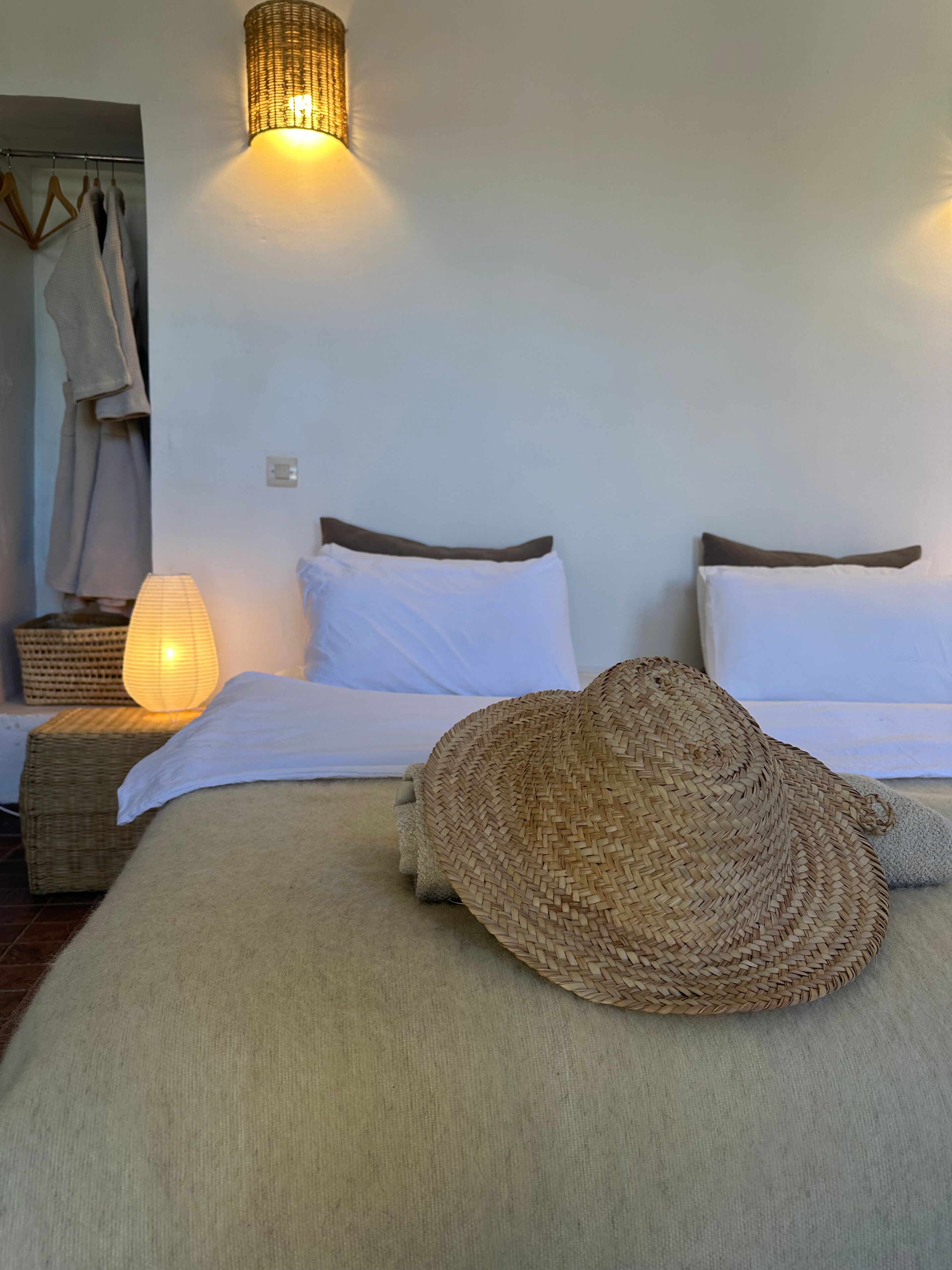 Skrivebord for bærbar PC og wi-fi (inkludert)