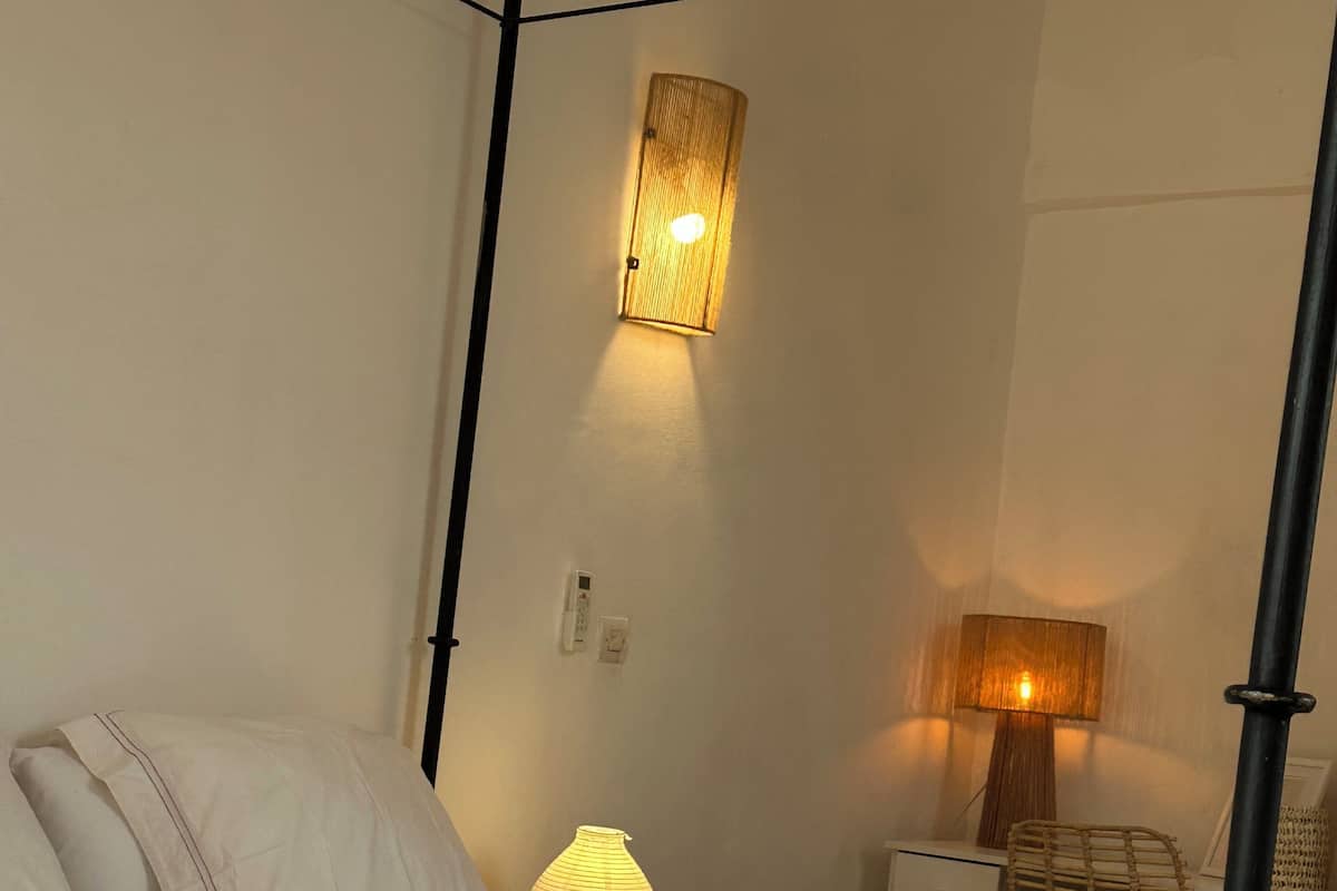 デザイン ルーム ダブルベッド 1 台 パティオ | ミニバー、デスク、ノートパソコン用作業スペース、WiFi (無料)