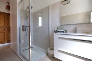 Dusche, Haartrockner, Handtücher