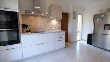 Réfrigérateur, micro-ondes, four, lave-vaisselle