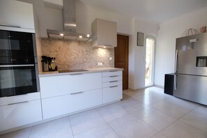 Kjøleskap, mikrobølgeovn, ovn og oppvaskmaskin