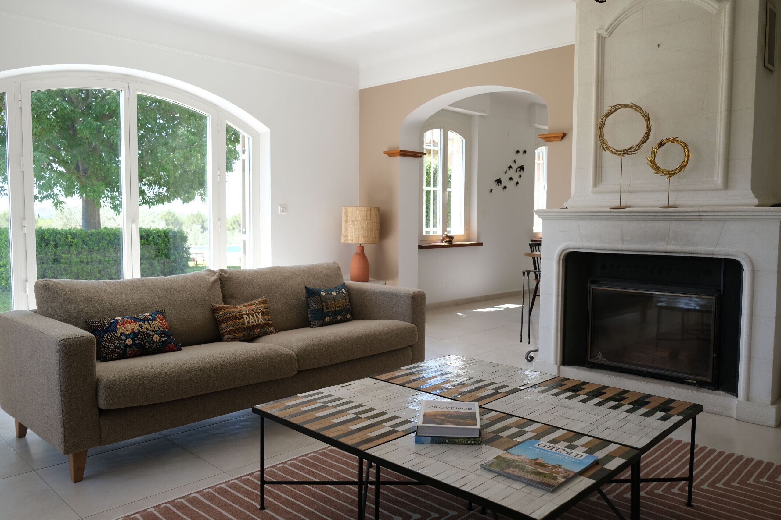 Télévision, cheminée