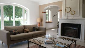 Télévision, cheminée