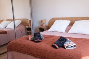 6 Schlafzimmer, Schreibtisch, Bügeleisen/Bügelbrett, Reisekinderbett
