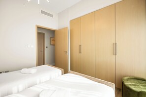 In-room safe, blackout curtains, soundproofing, iron/ironing board - Ultra LUX Burj View Spacious High Floor (Dubai)