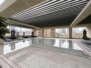 Utendørsbasseng, bassengparasoller og solsenger