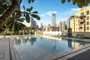 屋外プール、営業時間 7:00 ～ 22:00、プール パラソル、サンラウンジャー