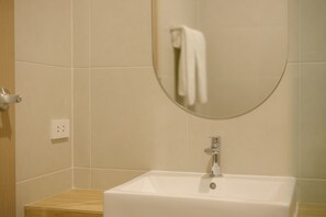 Desk, laptop workspace, free WiFi, bed sheets - M Hotel Kanchanaburi (Kanchanaburi)