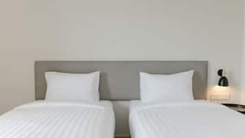 Escritorio, espacio para trabajar con laptop y wifi gratis