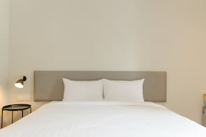Chambre Standard, 1 très grand lit | Bureau, espace de travail pour ordinateur portable, Wi-Fi gratuit