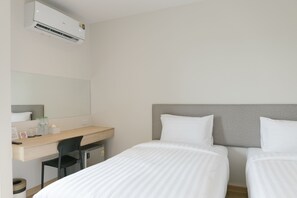 Escritorio, espacio para trabajar con laptop y wifi gratis