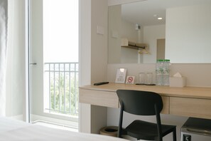 Escritorio, espacio para trabajar con laptop y wifi gratis 